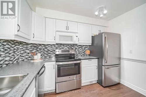 638 Galahad Drive, Oshawa, ON - Indoor Photo Showing Kitchen With Upgraded Kitchen