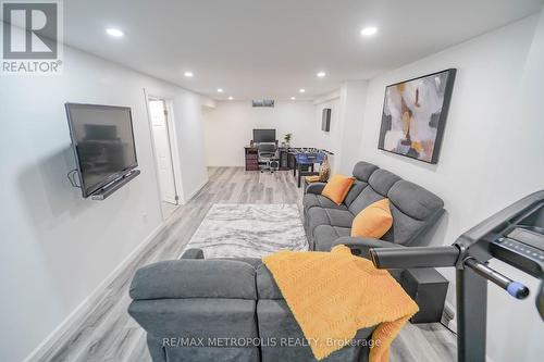 638 Galahad Drive, Oshawa, ON - Indoor Photo Showing Living Room