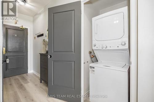 701 - 9235 Jane Street, Vaughan, ON - Indoor Photo Showing Laundry Room