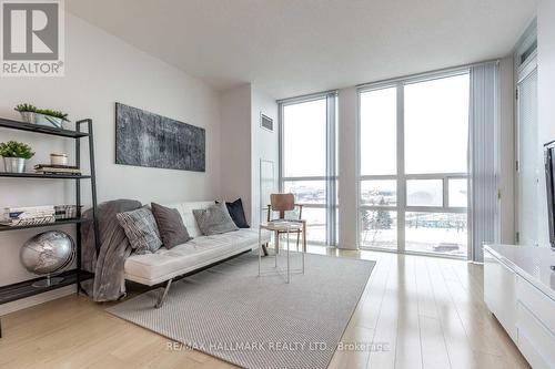 706 - 68 Grangeway Avenue, Toronto, ON - Indoor Photo Showing Living Room