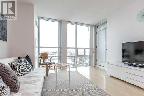 706 - 68 Grangeway Avenue, Toronto, ON - Indoor Photo Showing Living Room