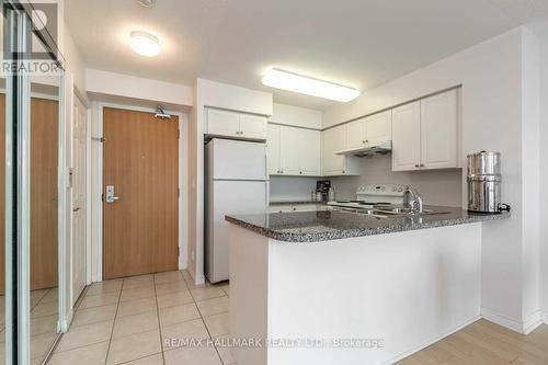 706 - 68 Grangeway Avenue, Toronto, ON - Indoor Photo Showing Kitchen