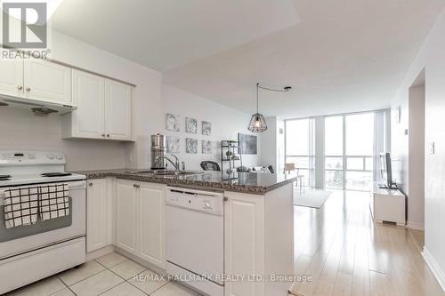 706 - 68 Grangeway Avenue, Toronto, ON - Indoor Photo Showing Kitchen