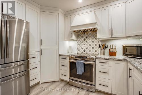 14 Sheppard Drive, Tay, ON - Indoor Photo Showing Kitchen With Upgraded Kitchen