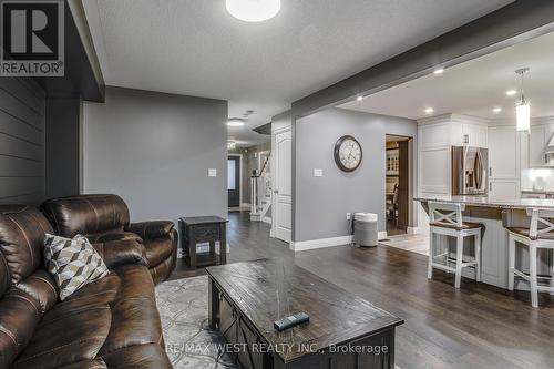 14 Sheppard Drive, Tay, ON - Indoor Photo Showing Living Room