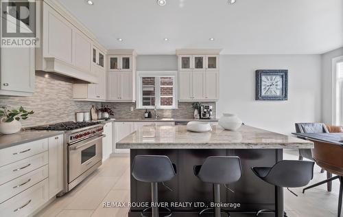 21 Verdi Road, Richmond Hill, ON - Indoor Photo Showing Kitchen With Upgraded Kitchen