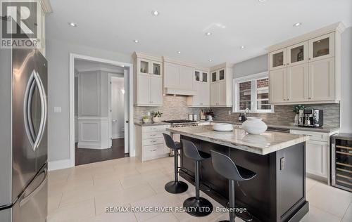 21 Verdi Road, Richmond Hill, ON - Indoor Photo Showing Kitchen With Upgraded Kitchen