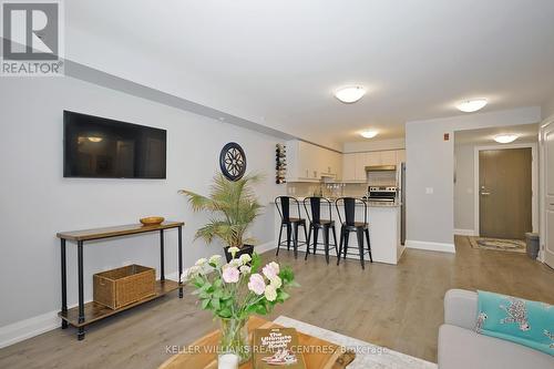 222 - 481 Rupert Avenue, Whitchurch-Stouffville, ON - Indoor Photo Showing Living Room