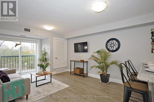 222 - 481 Rupert Avenue, Whitchurch-Stouffville, ON - Indoor Photo Showing Living Room