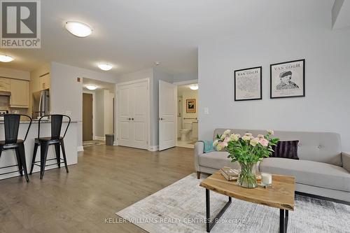 222 - 481 Rupert Avenue, Whitchurch-Stouffville, ON - Indoor Photo Showing Living Room