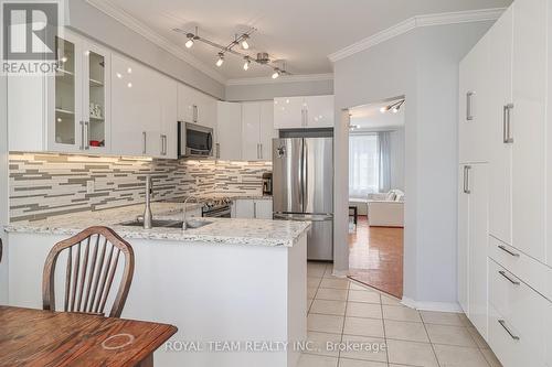 280 - 23 Observatory Lane, Richmond Hill, ON - Indoor Photo Showing Kitchen With Upgraded Kitchen