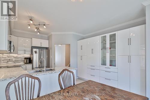 280 - 23 Observatory Lane, Richmond Hill, ON - Indoor Photo Showing Kitchen With Upgraded Kitchen