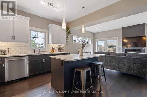 2479 Tokala Trail, London, ON - Indoor Photo Showing Kitchen With Upgraded Kitchen