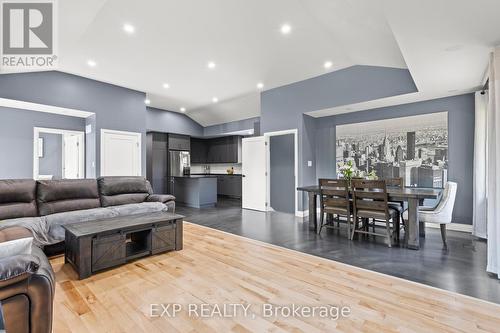 32 Ridgewood Drive, Welland (769 - Prince Charles), ON - Indoor Photo Showing Living Room