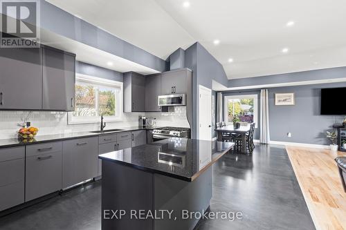 32 Ridgewood Drive, Welland (769 - Prince Charles), ON - Indoor Photo Showing Kitchen With Upgraded Kitchen