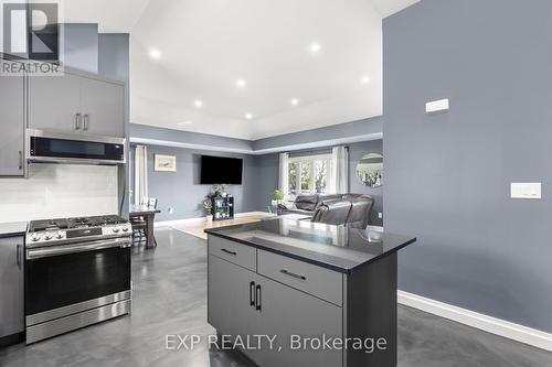 32 Ridgewood Drive, Welland (769 - Prince Charles), ON - Indoor Photo Showing Kitchen With Upgraded Kitchen