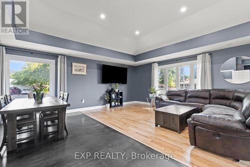 32 Ridgewood Drive, Welland (769 - Prince Charles), ON - Indoor Photo Showing Living Room