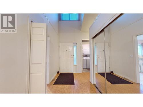 foyer Entrance with vaulted ceiling - 350 Davie Road Unit# 9, Kelowna, BC - Indoor Photo Showing Other Room