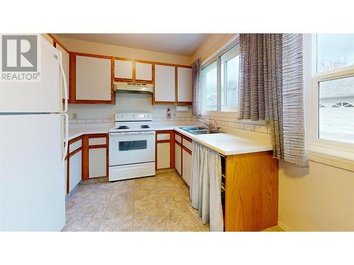 350 Davie Road Unit# 9, Kelowna, BC - Indoor Photo Showing Kitchen With Double Sink