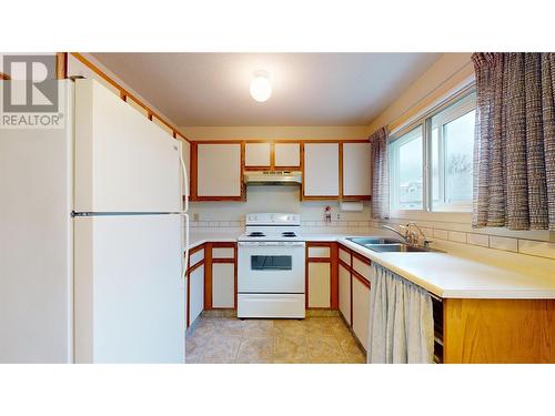 Kitchen - 350 Davie Road Unit# 9, Kelowna, BC - Indoor Photo Showing Kitchen With Double Sink