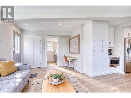 9201 Welsh Avenue, Summerland, BC - Indoor Photo Showing Living Room