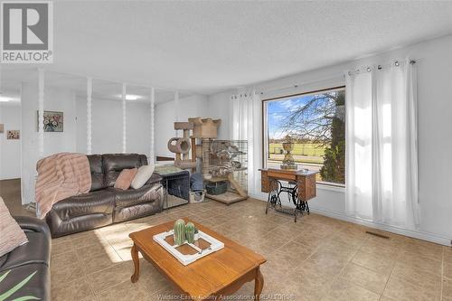 157 Fairview West, Essex, ON - Indoor Photo Showing Living Room