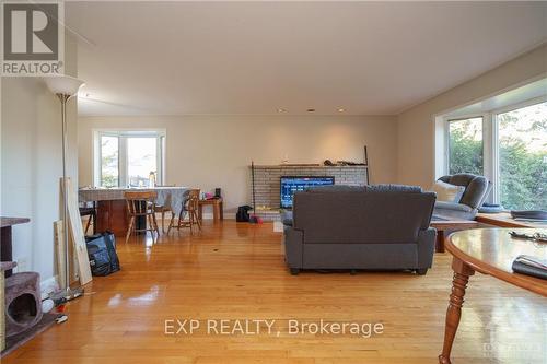 1944 Ronald Avenue, Ottawa, ON - Indoor Photo Showing Living Room