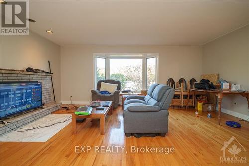 1944 Ronald Avenue, Ottawa, ON - Indoor Photo Showing Living Room