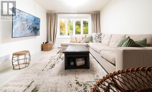 2949 Oka Road, Mississauga, ON - Indoor Photo Showing Living Room