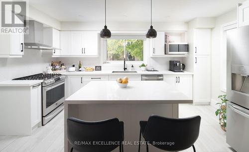 2949 Oka Road, Mississauga, ON - Indoor Photo Showing Kitchen With Upgraded Kitchen