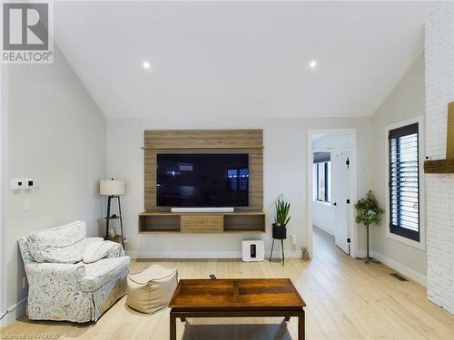 Living room with light wood-type flooring and lofted ceiling - 33 Madwayosh Street, Southampton, ON - Indoor Photo Showing Living Room