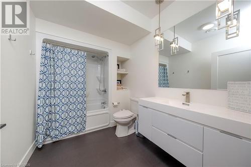 Full bathroom with shower / bath combo, toilet, and vanity - 33 Madwayosh Street, Southampton, ON - Indoor Photo Showing Bathroom