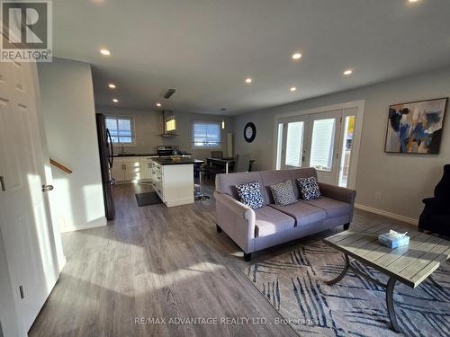 1390 Aldersbrook Road, London, ON - Indoor Photo Showing Living Room