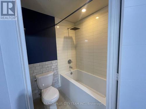 720 - 460 Adelaide Street, Toronto, ON - Indoor Photo Showing Bathroom