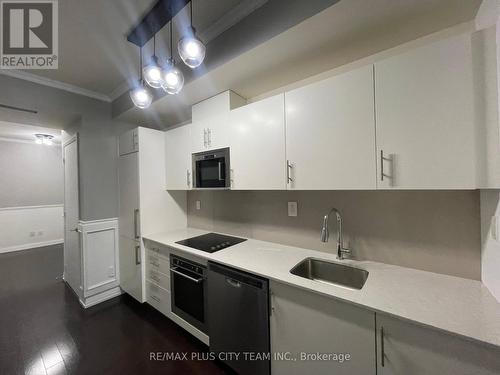 720 - 460 Adelaide Street, Toronto, ON - Indoor Photo Showing Kitchen