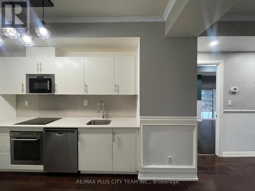 720 - 460 Adelaide Street, Toronto, ON - Indoor Photo Showing Kitchen