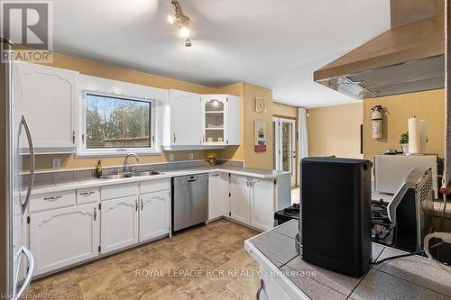 733036 Southgate Sideroad 73, Southgate, ON - Indoor Photo Showing Kitchen With Double Sink