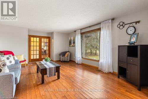 733036 Southgate Sideroad 73, Southgate, ON - Indoor Photo Showing Living Room