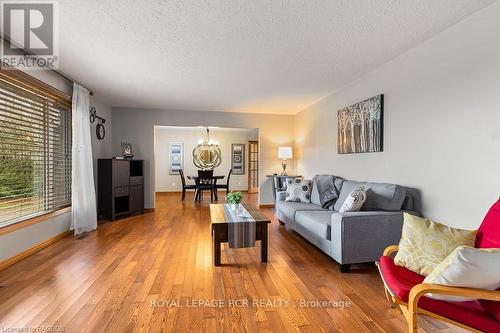 733036 Southgate Sideroad 73, Southgate, ON - Indoor Photo Showing Living Room