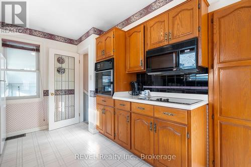 381 Niagara Street, St. Catharines (444 - Carlton/Bunting), ON - Indoor Photo Showing Kitchen