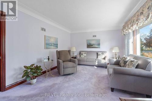 381 Niagara Street, St. Catharines (444 - Carlton/Bunting), ON - Indoor Photo Showing Living Room