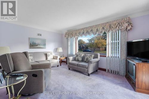 381 Niagara Street, St. Catharines (444 - Carlton/Bunting), ON - Indoor Photo Showing Living Room