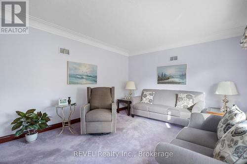 381 Niagara Street, St. Catharines (444 - Carlton/Bunting), ON - Indoor Photo Showing Living Room