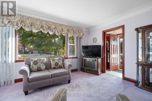 381 Niagara Street, St. Catharines (444 - Carlton/Bunting), ON - Indoor Photo Showing Living Room