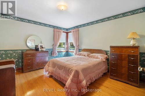 381 Niagara Street, St. Catharines (444 - Carlton/Bunting), ON - Indoor Photo Showing Bedroom