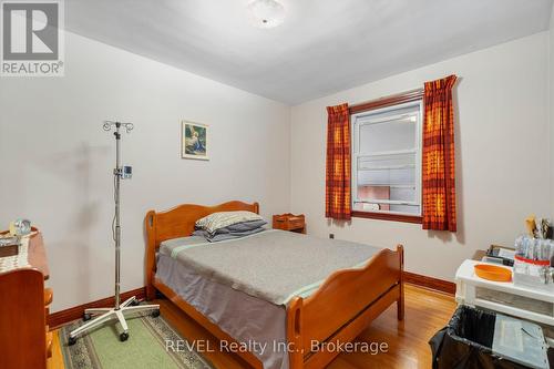 381 Niagara Street, St. Catharines (444 - Carlton/Bunting), ON - Indoor Photo Showing Bedroom