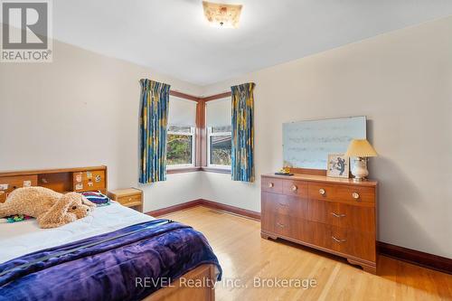 381 Niagara Street, St. Catharines (444 - Carlton/Bunting), ON - Indoor Photo Showing Bedroom