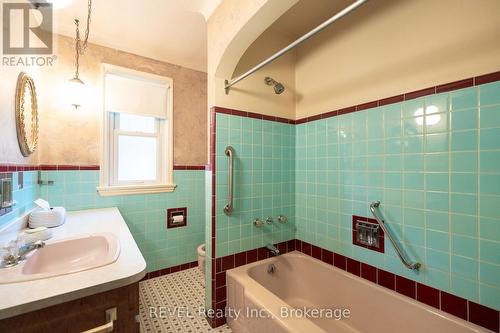 381 Niagara Street, St. Catharines (444 - Carlton/Bunting), ON - Indoor Photo Showing Bathroom