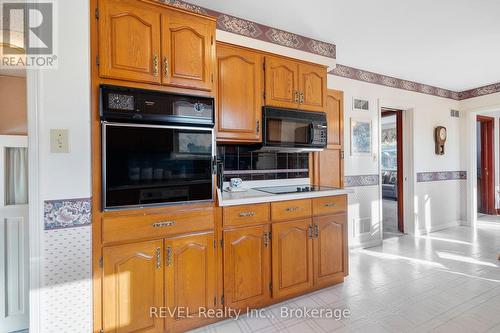 381 Niagara Street, St. Catharines (444 - Carlton/Bunting), ON - Indoor Photo Showing Kitchen