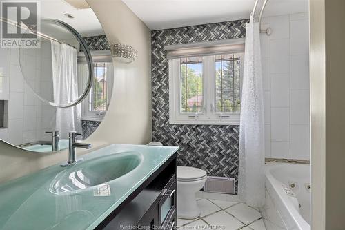 3660 Dougall Avenue, Windsor, ON - Indoor Photo Showing Bathroom